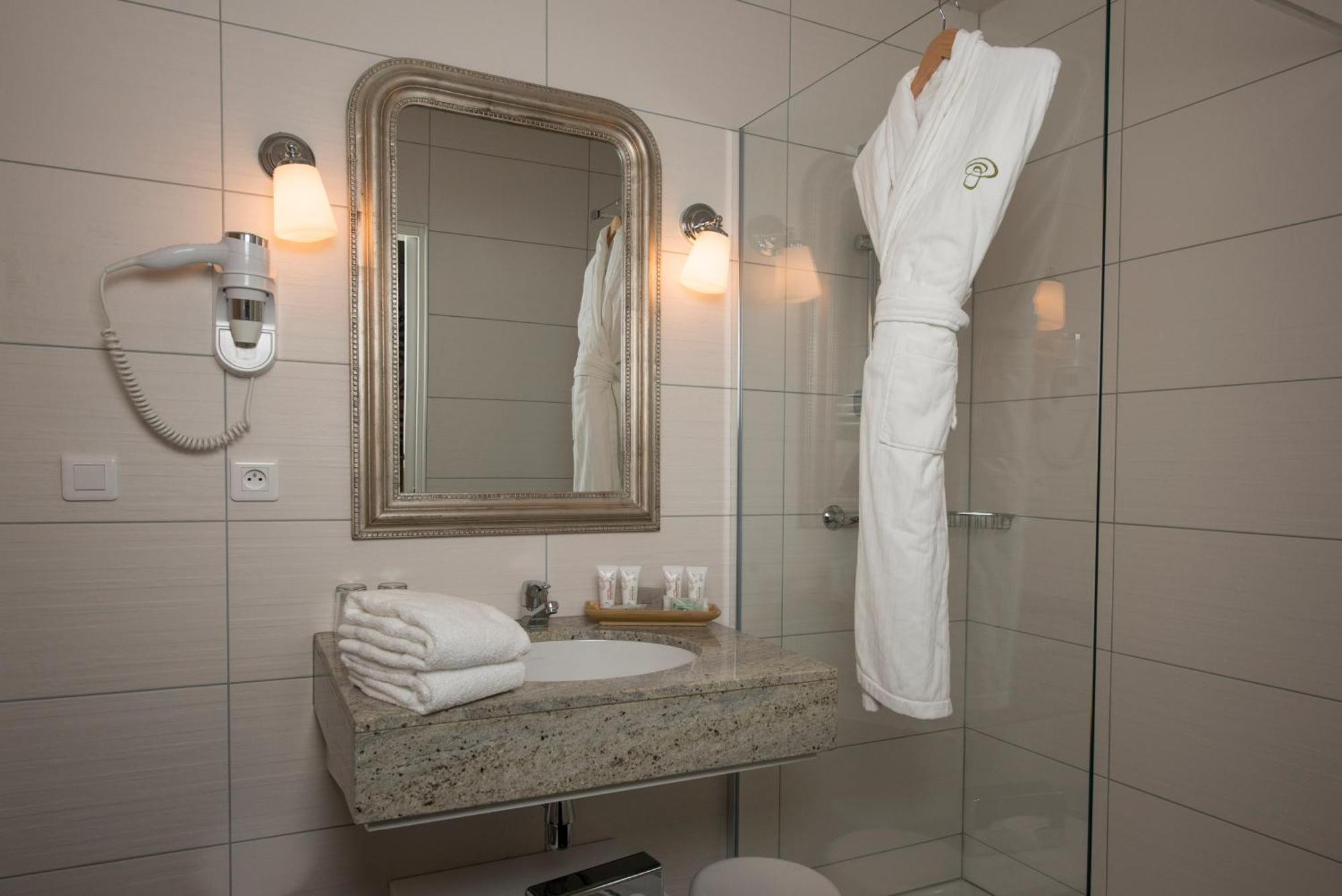 فندق Le Manoir Du Lys, The Originals Relais Bagnoles de l'Orne Normandie المظهر الخارجي الصورة